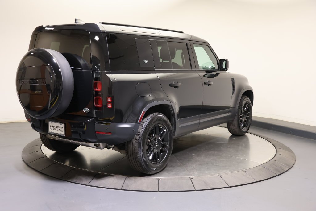 Used 2023 Santorini Black Metallic Land Rover S image 5