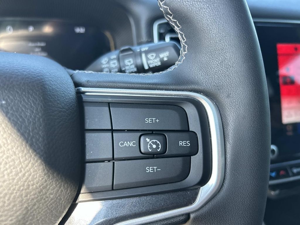 Used 2024 Silver Jeep Base image 33