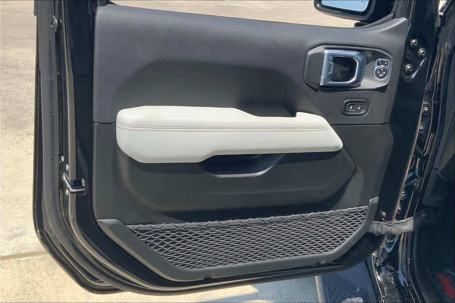 Used 2022 Black Clearcoat Jeep High Altitude image 43