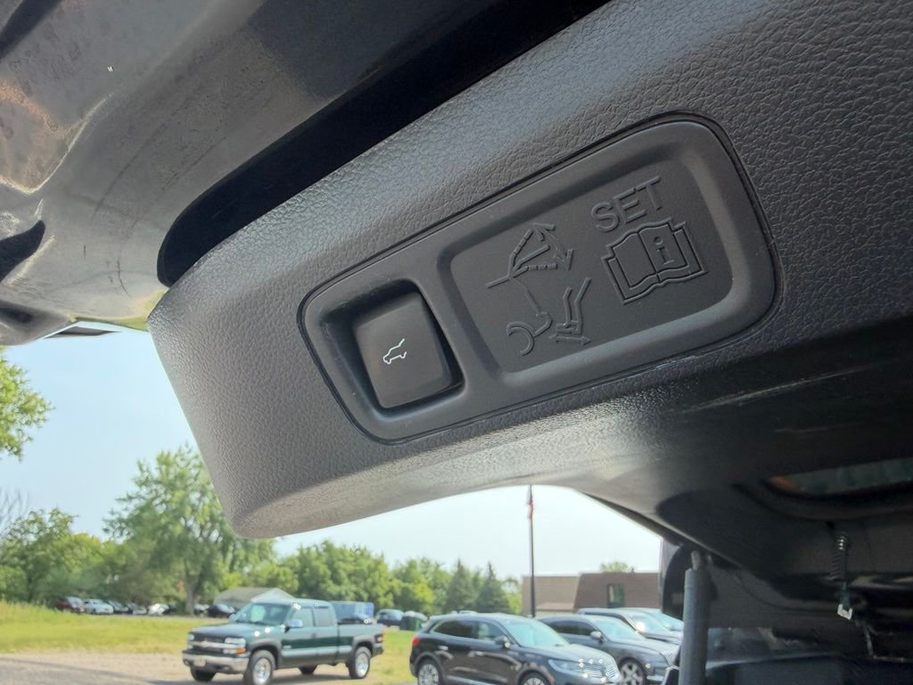 Used 2023  Ford Limited image 29