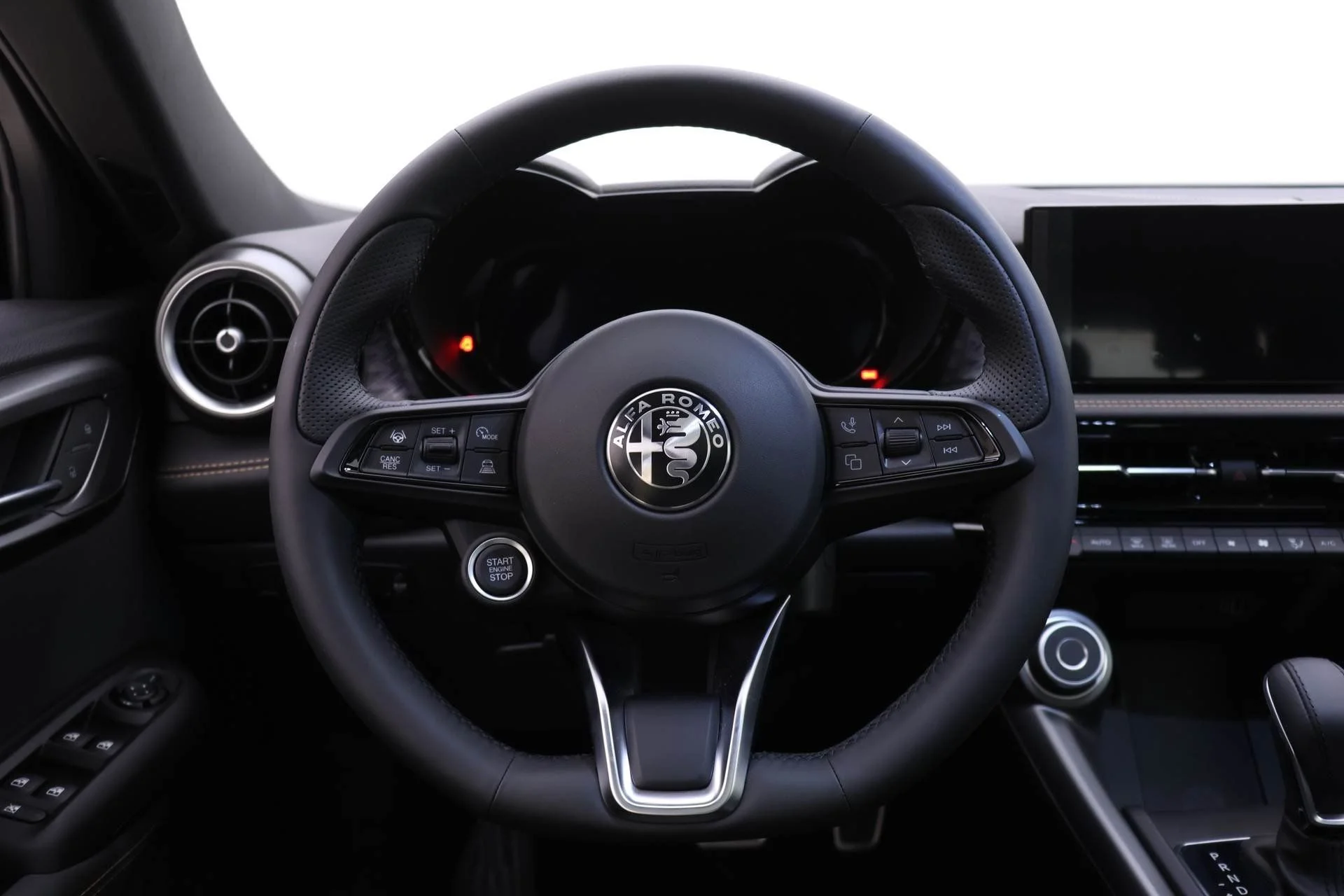 New 2025 Milano White Exterior Paint Alfa Romeo  image 14