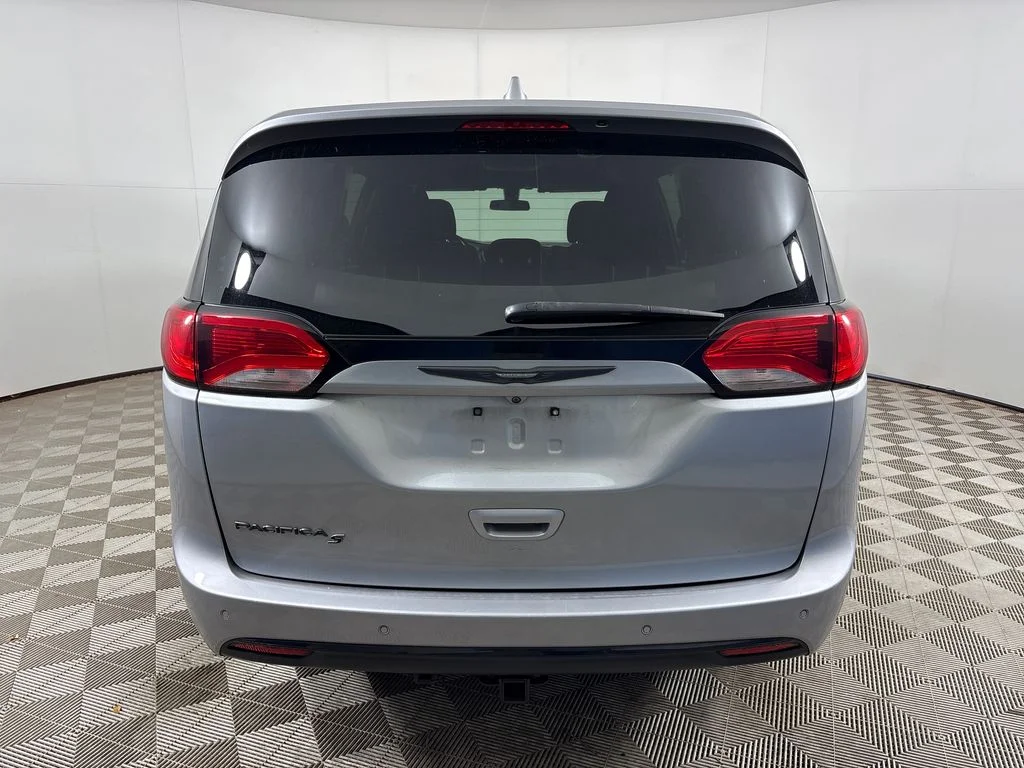 Used 2018 Silver Chrysler Touring Plus image 22