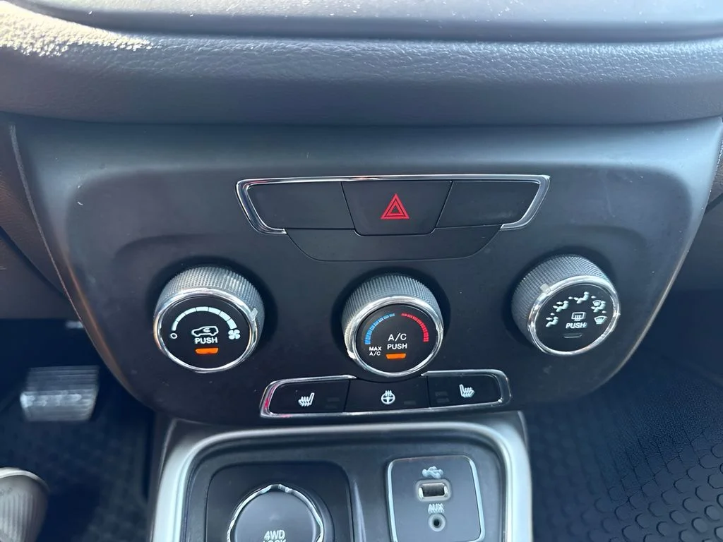 Used 2018 Gray Jeep Latitude image 12