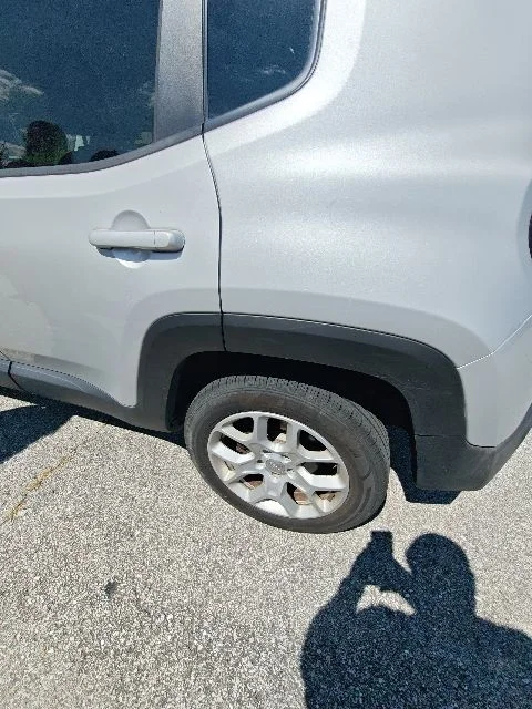 Used 2017 Silver Jeep Latitude image 19