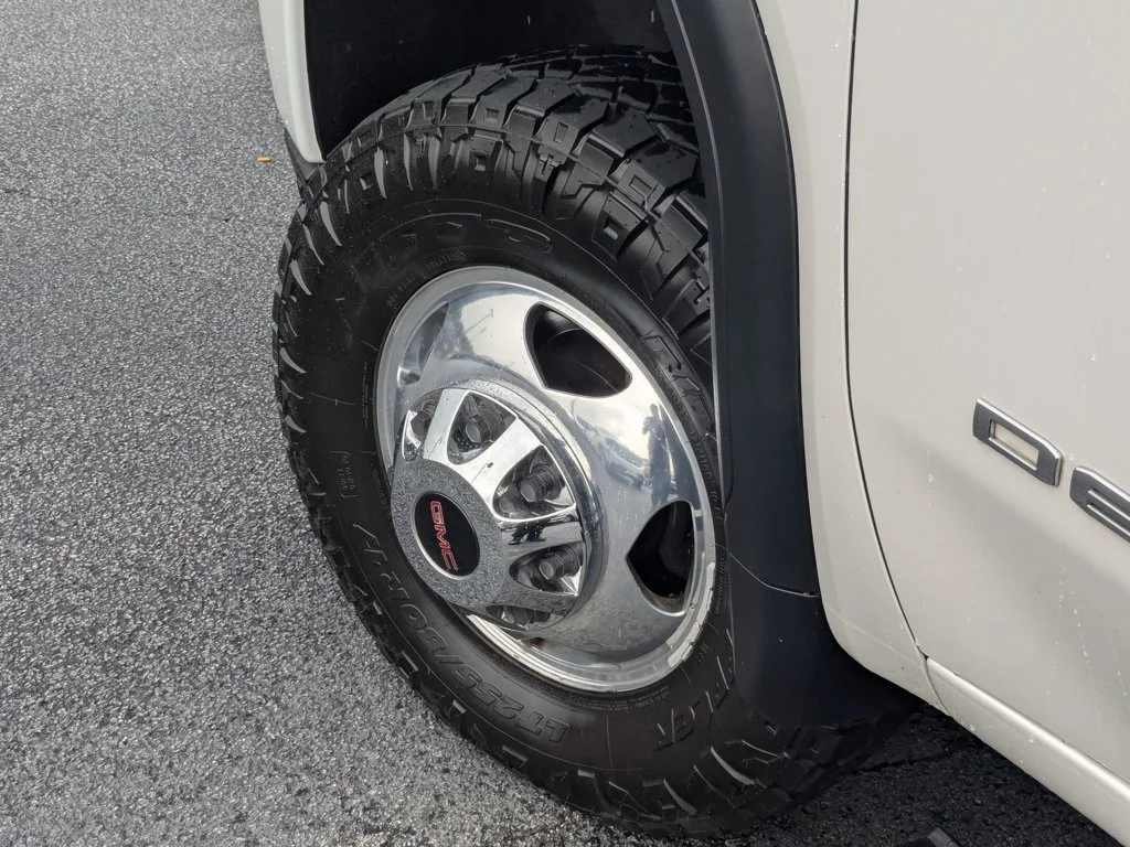 Used 2022 White Frost Tricoat GMC Denali image 8