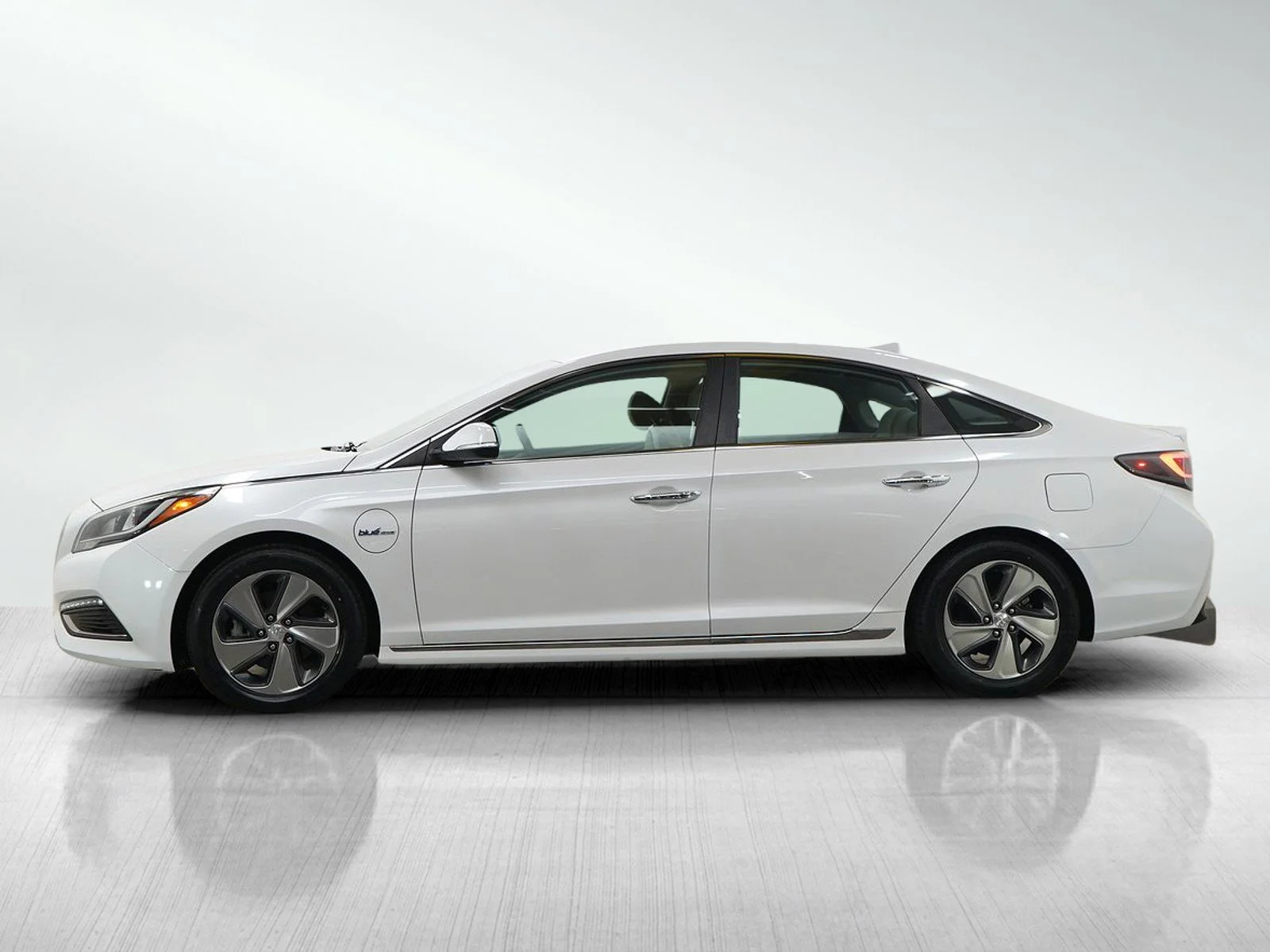 Used 2017 Hyper White Hyundai  image 2