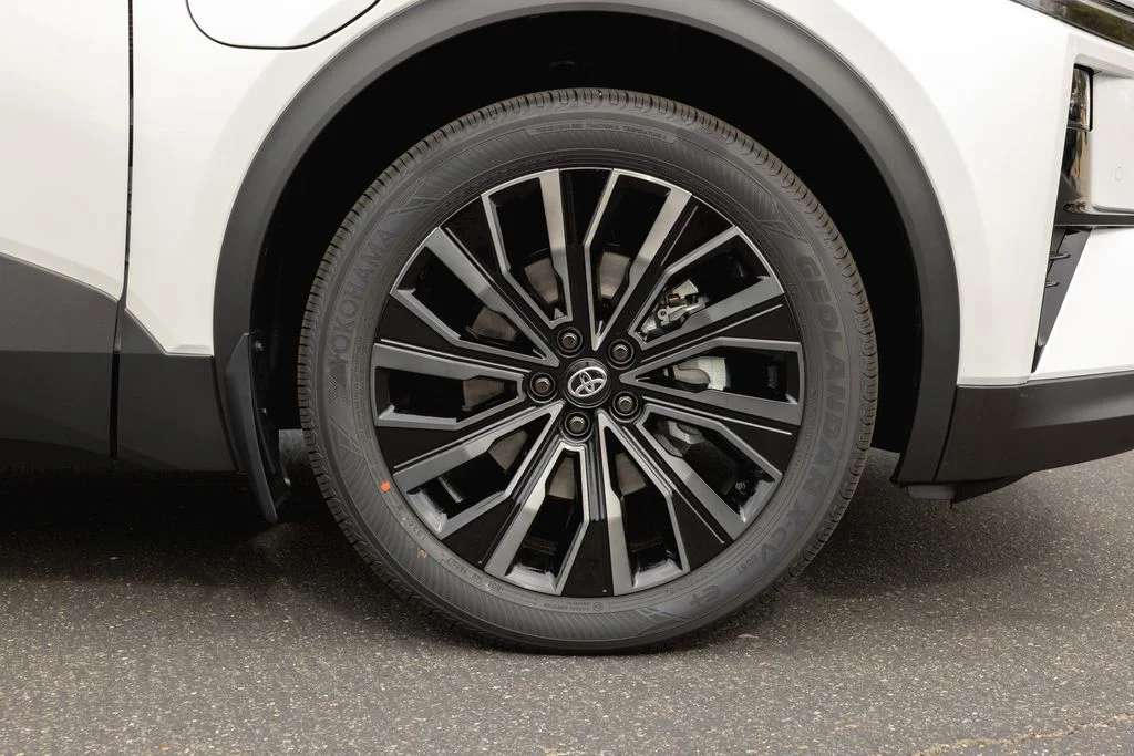 New 2026 Wind Chill Pearl with Midnight Black Metallic roof <sup>1</sup> Toyota  XSE image 4