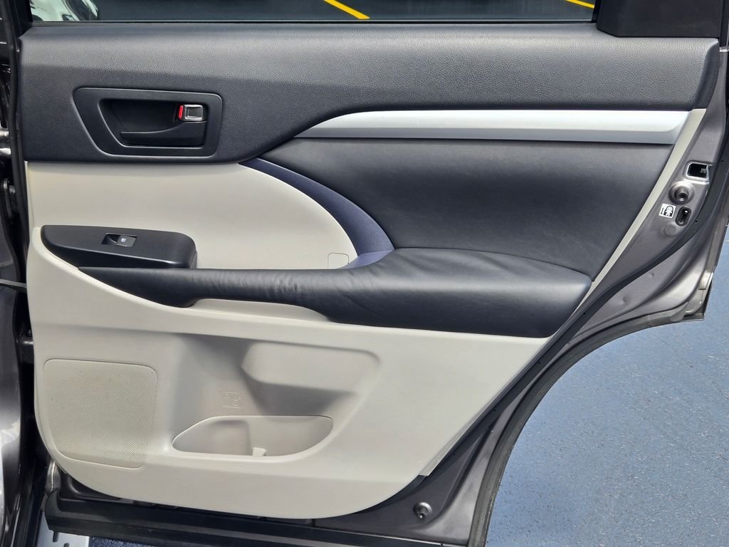 2015 Toyota Highlander LE Plus - Photo 16