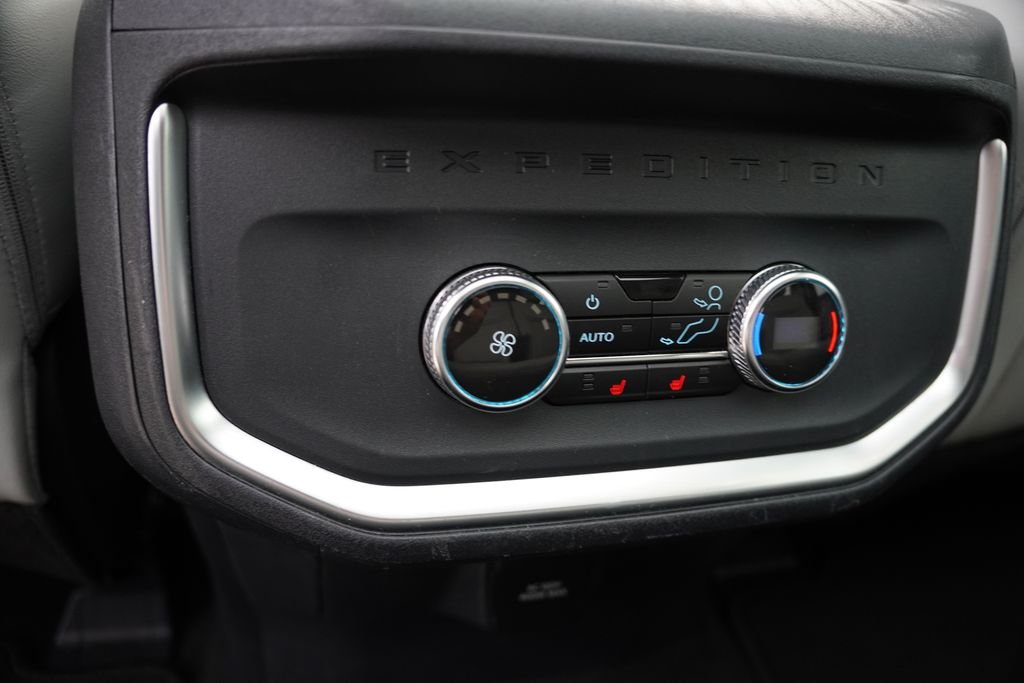 Used 2025 Silver Metallic Ford Platinum image 21