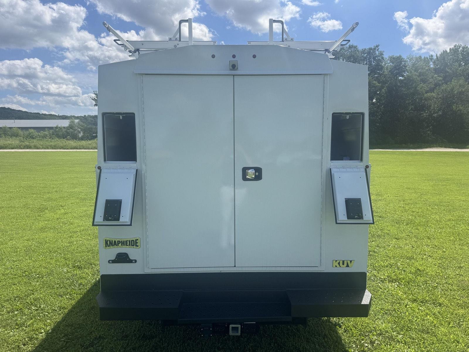 New 2027 Oxford White Ford E-350 SRW image 4