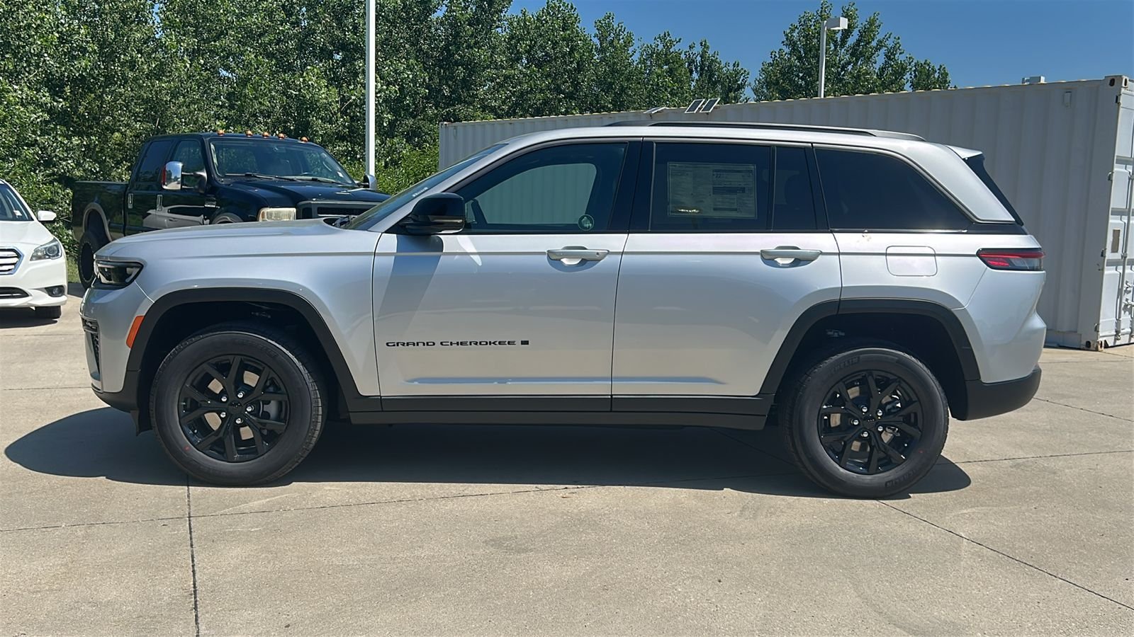 New 2026 Silver Zynith Exterior Paint Jeep Altitude image 7