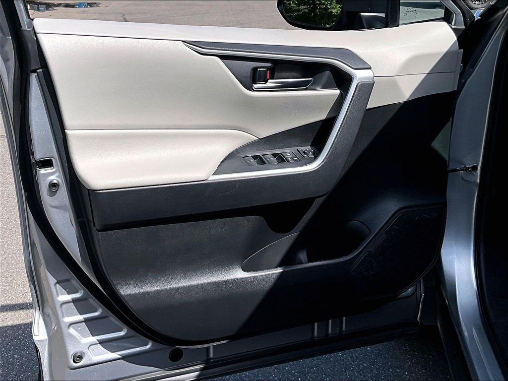 Used 2020 Silver Sky Metallic Toyota XLE image 9