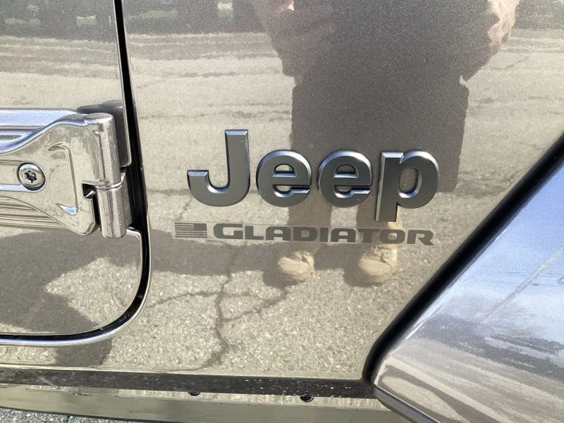 New 2026 Granite Crystal Metallic Clear-Coat Exterior Paint Jeep Sahara image 10