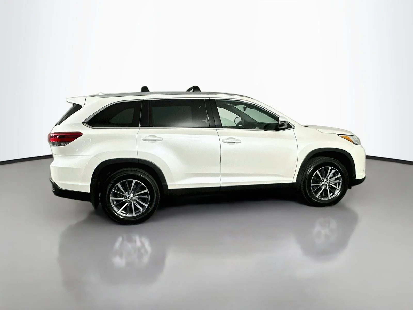 Used 2019 White Toyota XLE image 8