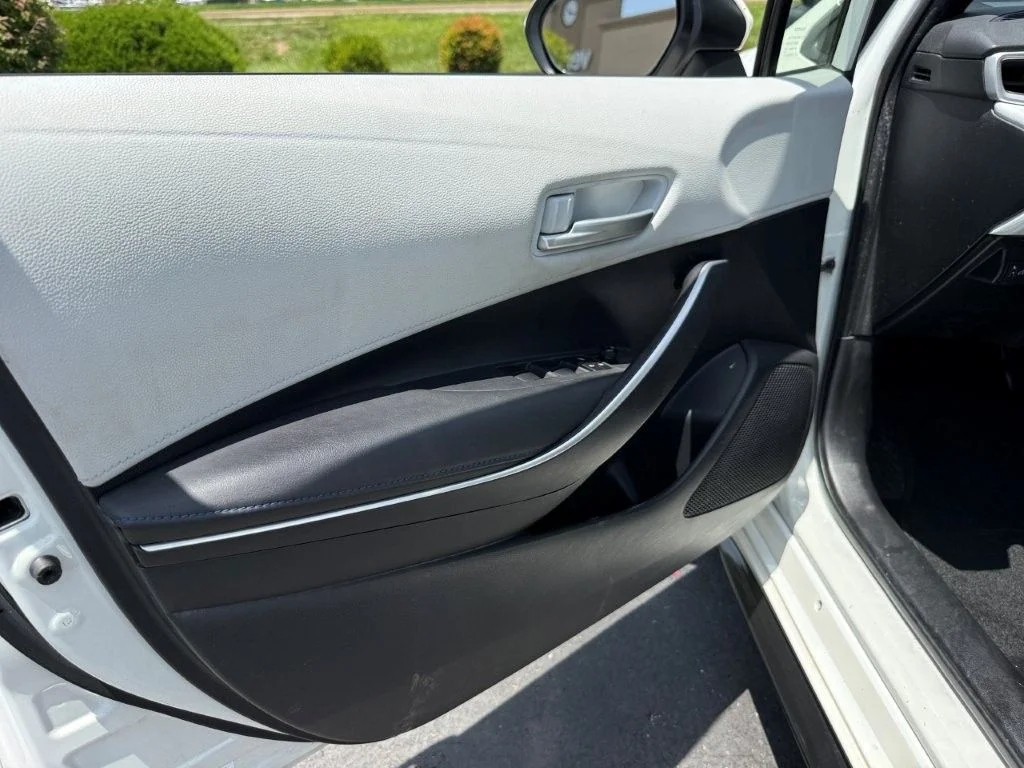 Used 2020 White Toyota SE image 9