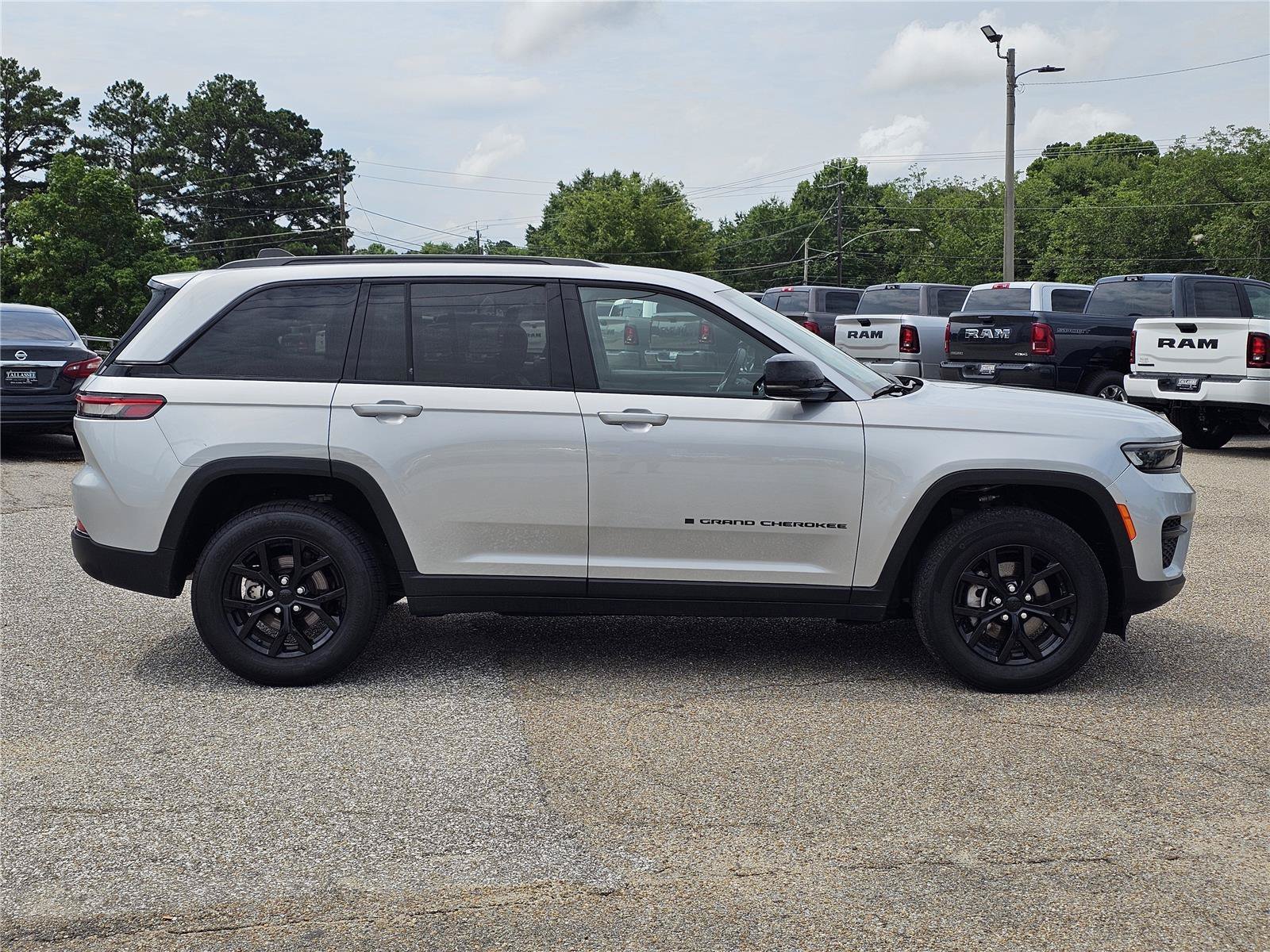 Used 2024 Silver Zynith Jeep Altitude image 7