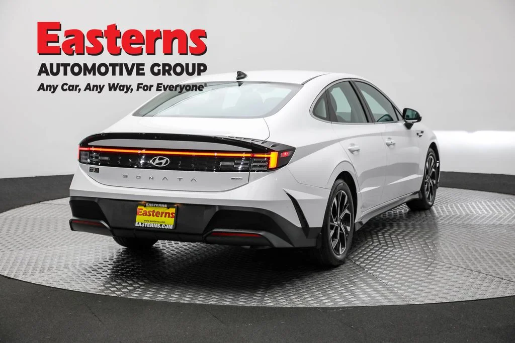 Used 2024 White Hyundai SEL image 5