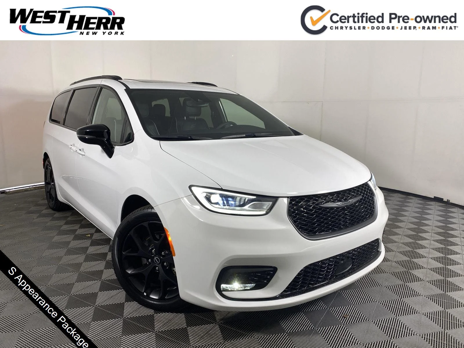 Used 2025 Bright White Clearcoat Chrysler Limited image 1