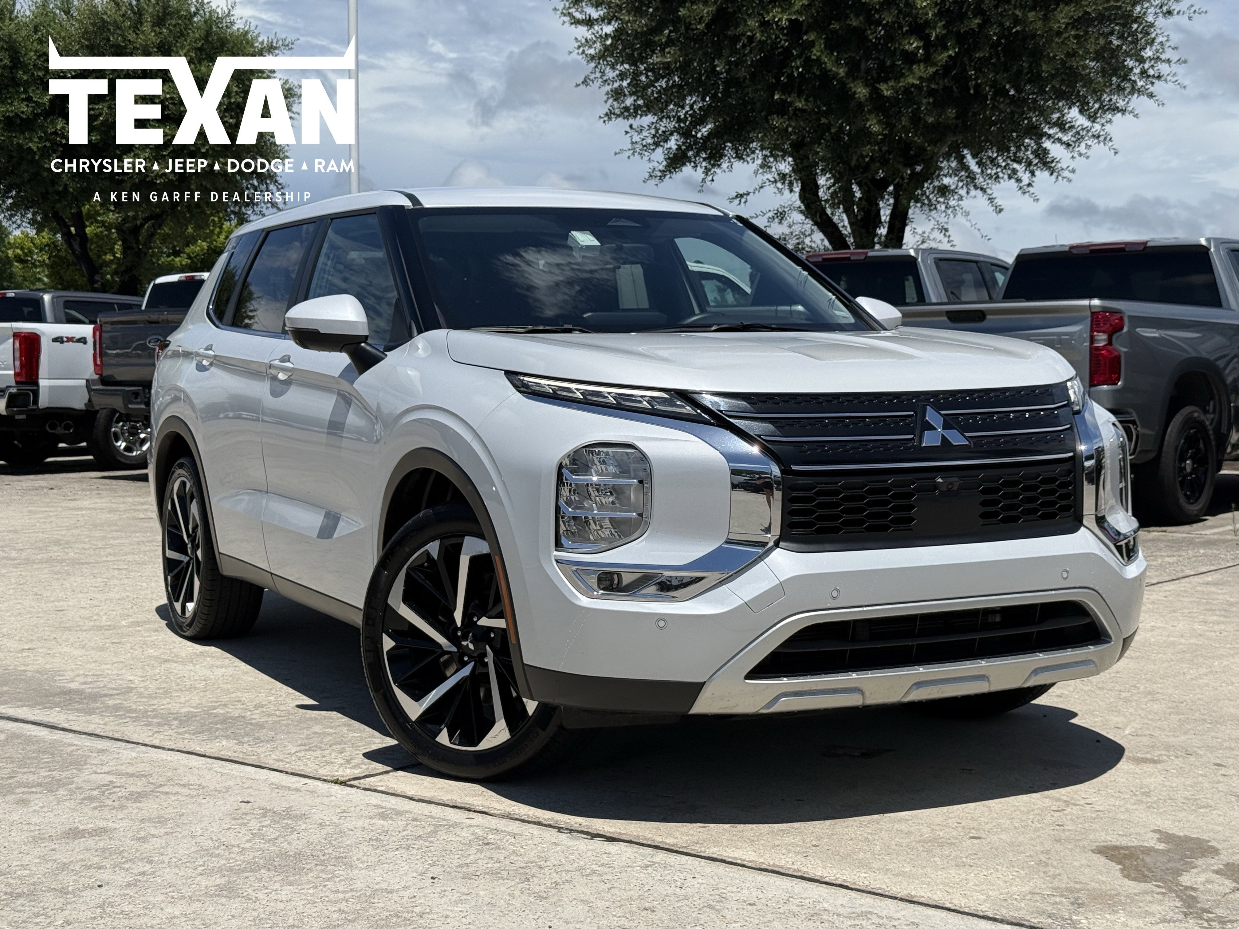 2024 Mitsubishi Outlander's photo
