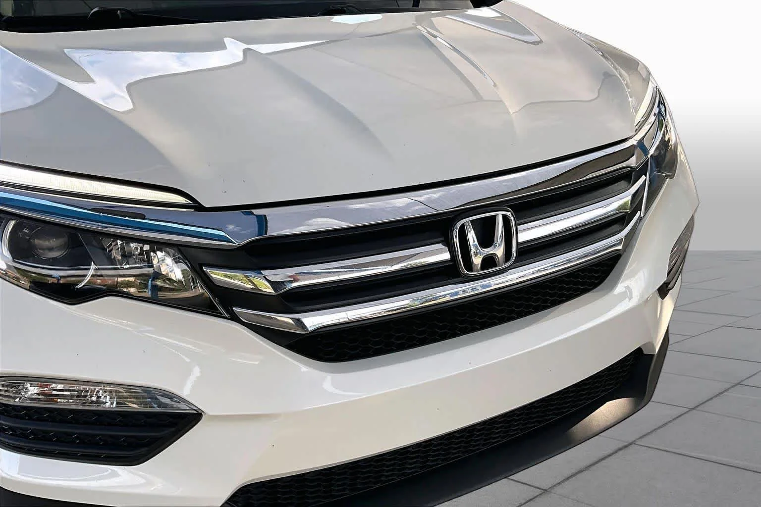 Used 2017 White Diamond Pearl Honda EX-L image 30