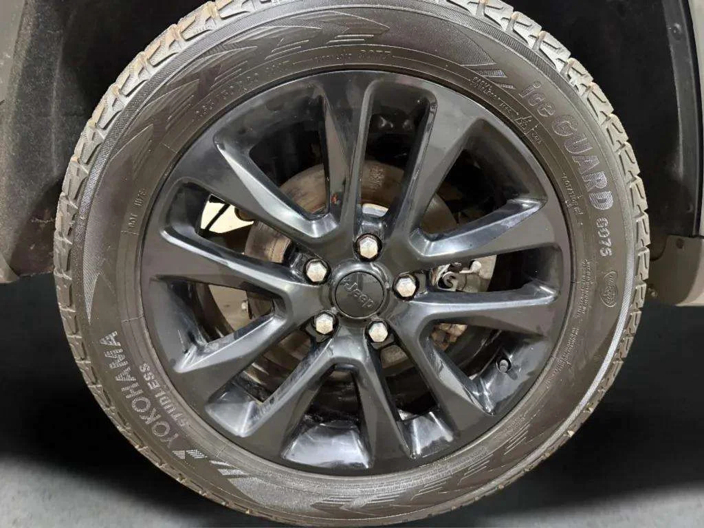 Used 2021 Sting-Gray Clearcoat Jeep Laredo X image 28