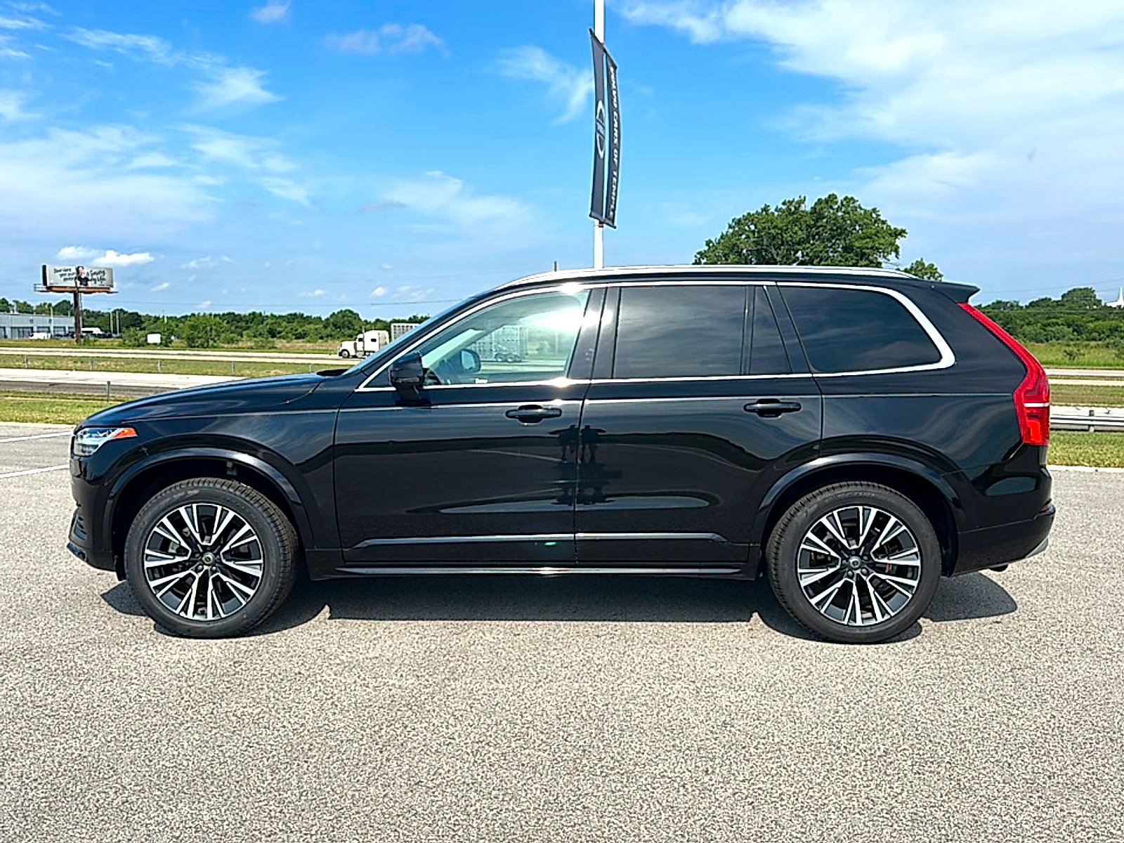 Used 2022 Onyx Black Metallic Volvo T5 Momentum 7 Passenger image 5