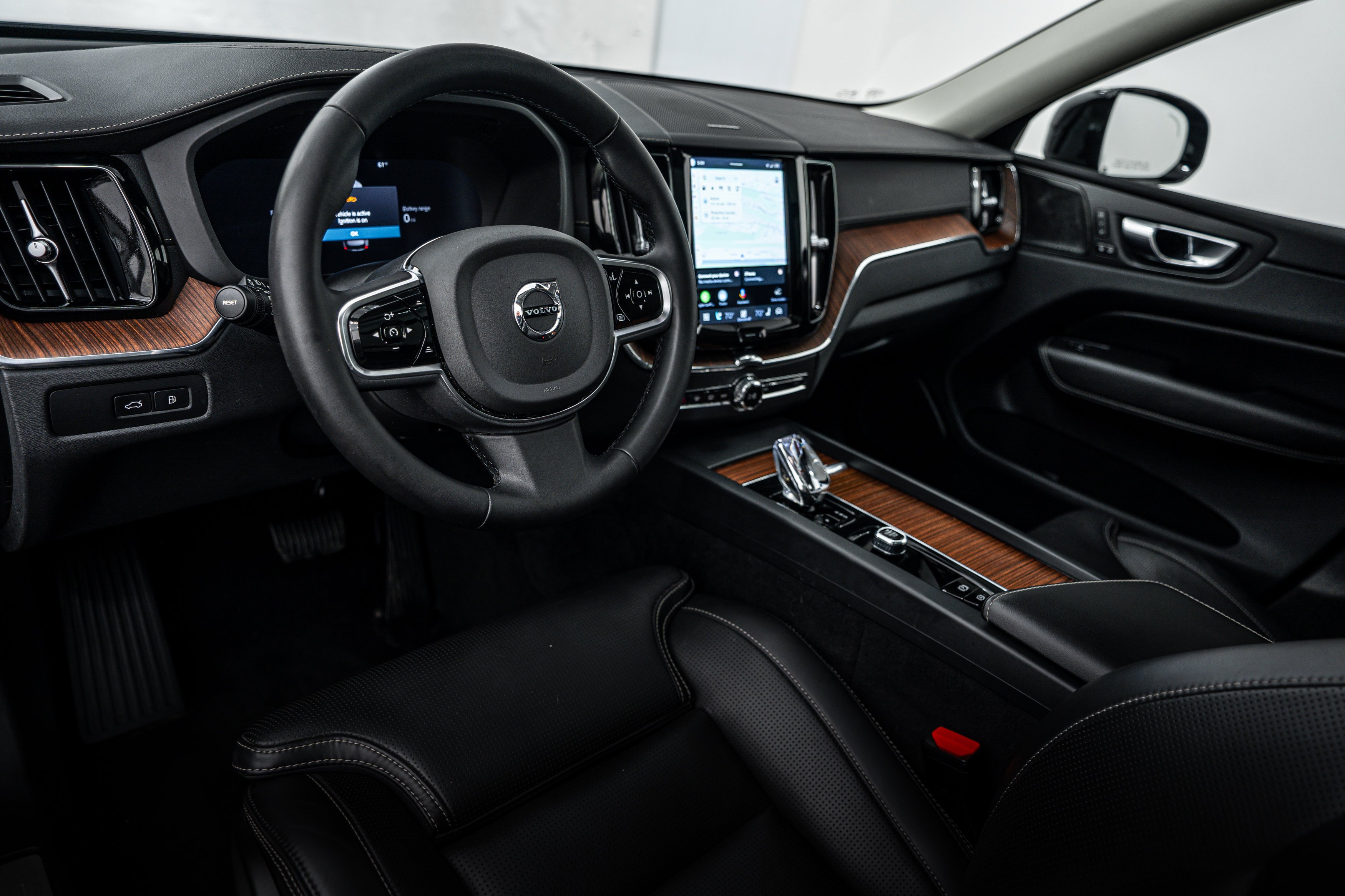 Used 2023 Onyx Black Metallic Volvo Ultimate Dark Theme image 10