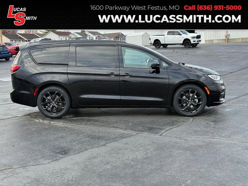 2026 Chrysler Pacifica Select's photo