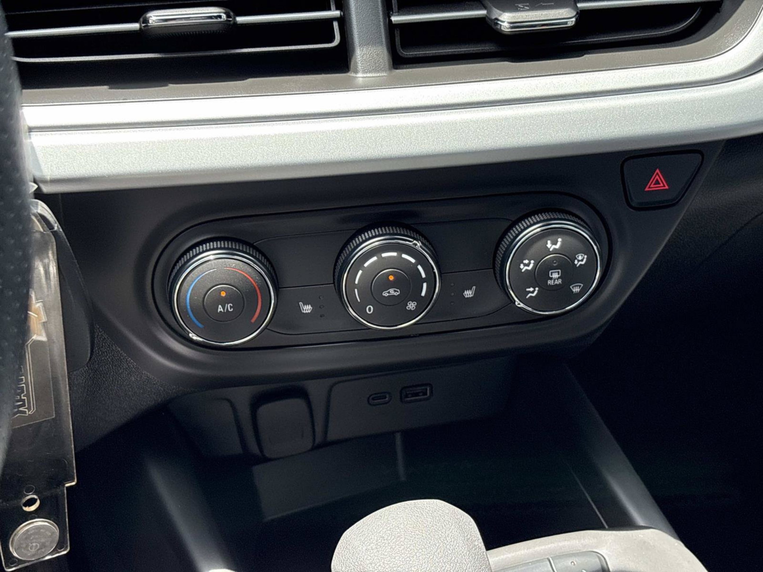 Used 2025 Summit White Chevrolet 1RS image 32