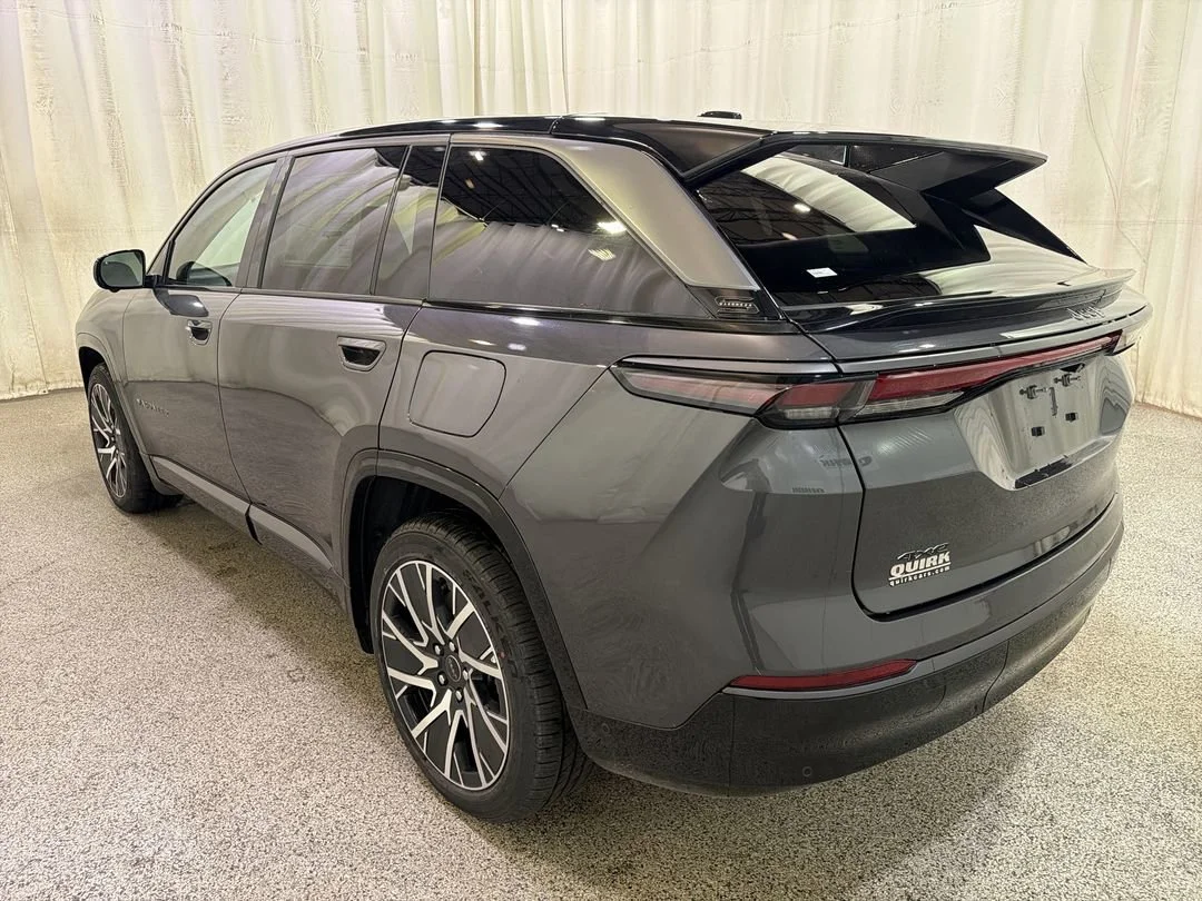 Used 2025 Baltic Gray Metallic Clearcoat Jeep Limited image 9