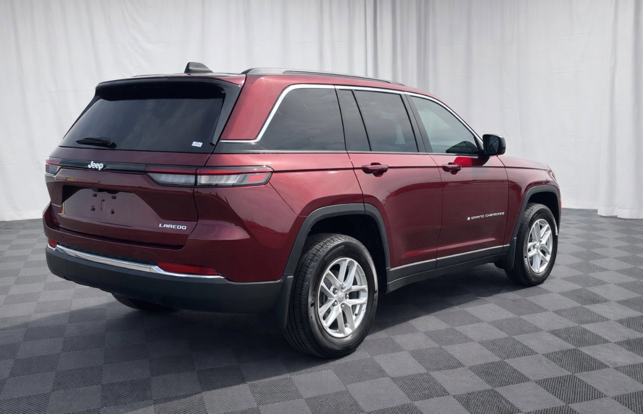Used 2025 Velvet Red Pearlcoat Jeep Laredo X image 3