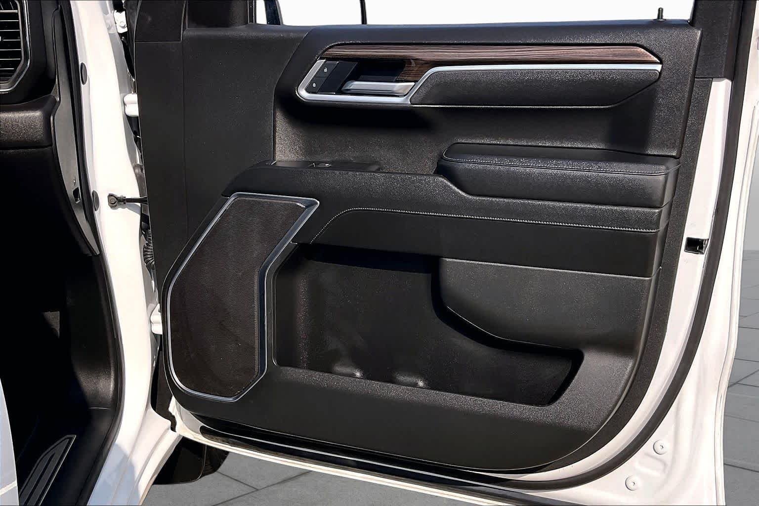 Used 2025 Summit White Chevrolet LT image 21