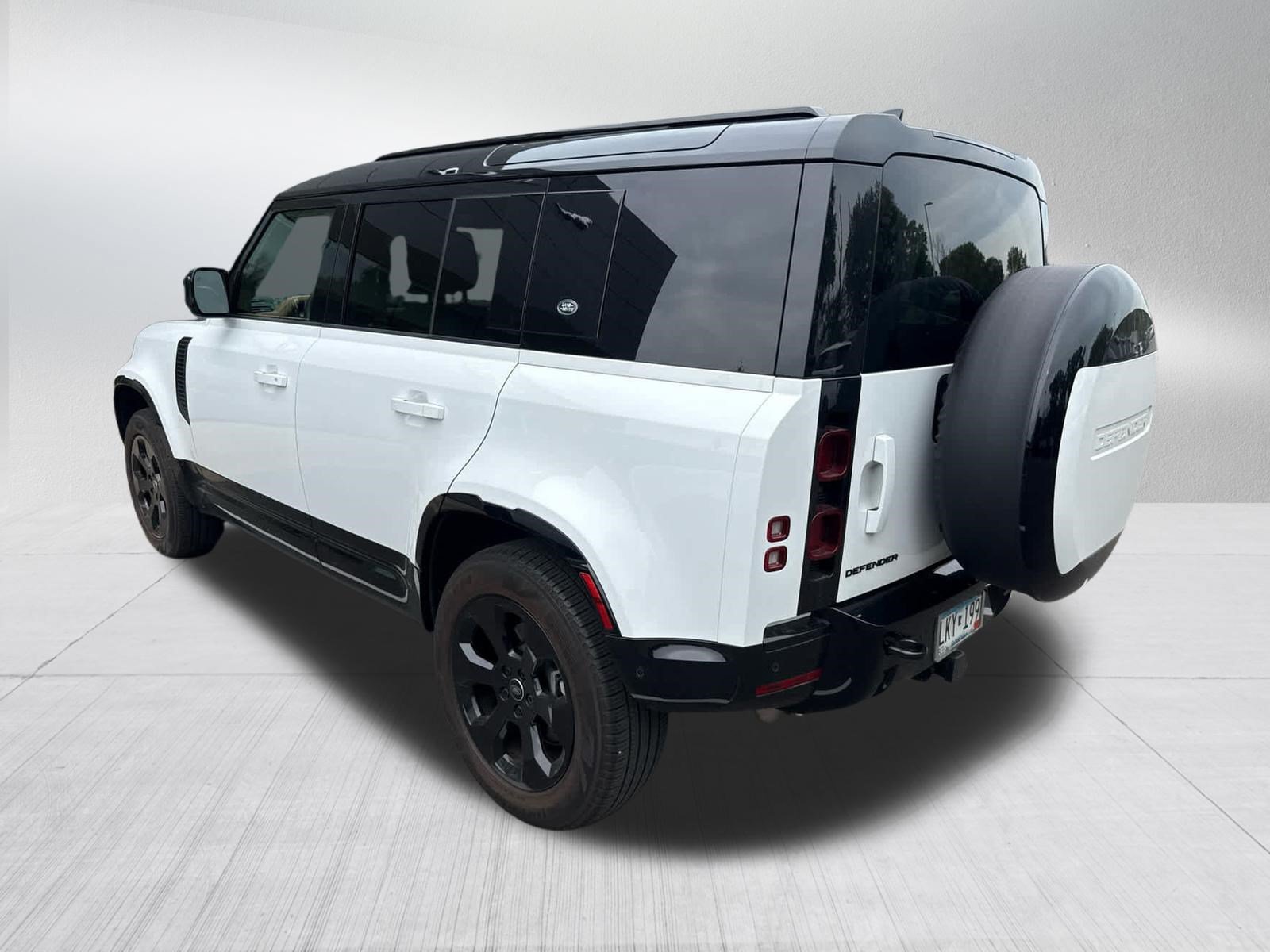 Used 2024 Fuji White Land Rover X-Dynamic SE image 2
