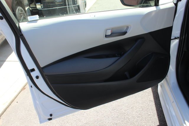 Used 2022 White Toyota LE image 19