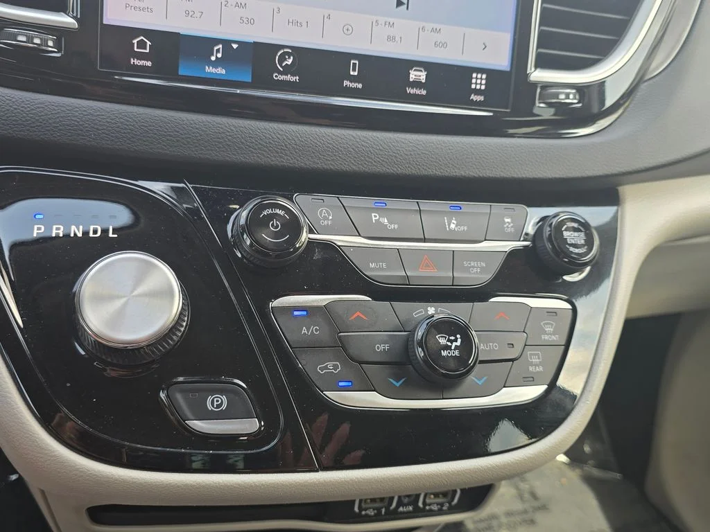 Used 2023 Black Chrysler Touring L image 33