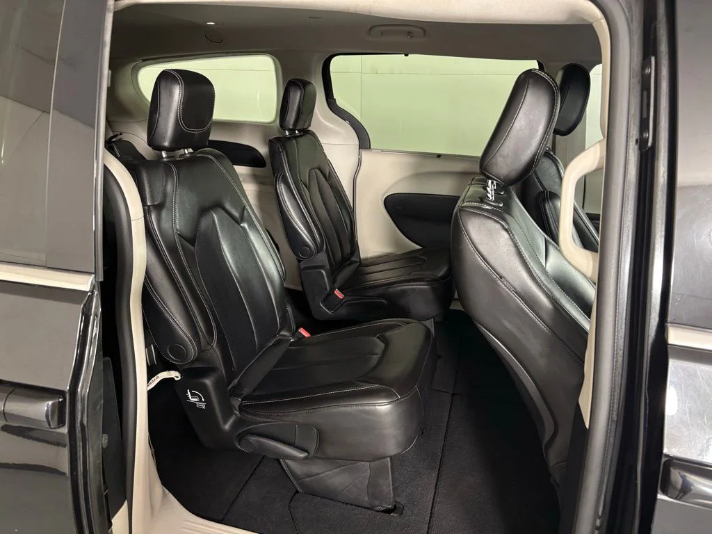 Used 2023 Black Chrysler Touring L image 41