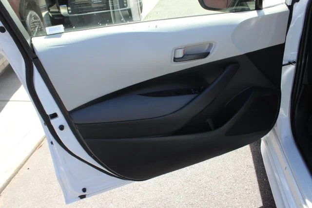 Used 2022 White Toyota LE image 19