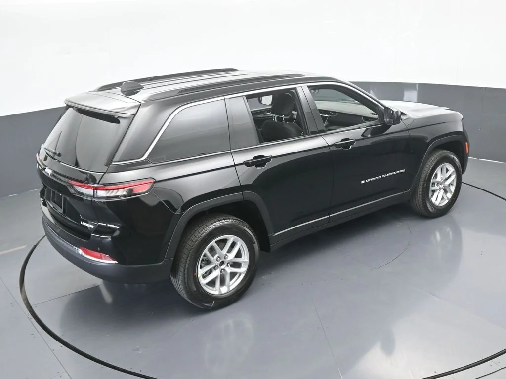 New 2026 Diamond Black Crystal Pearl-Coat Exterior Paint Jeep Laredo X image 49