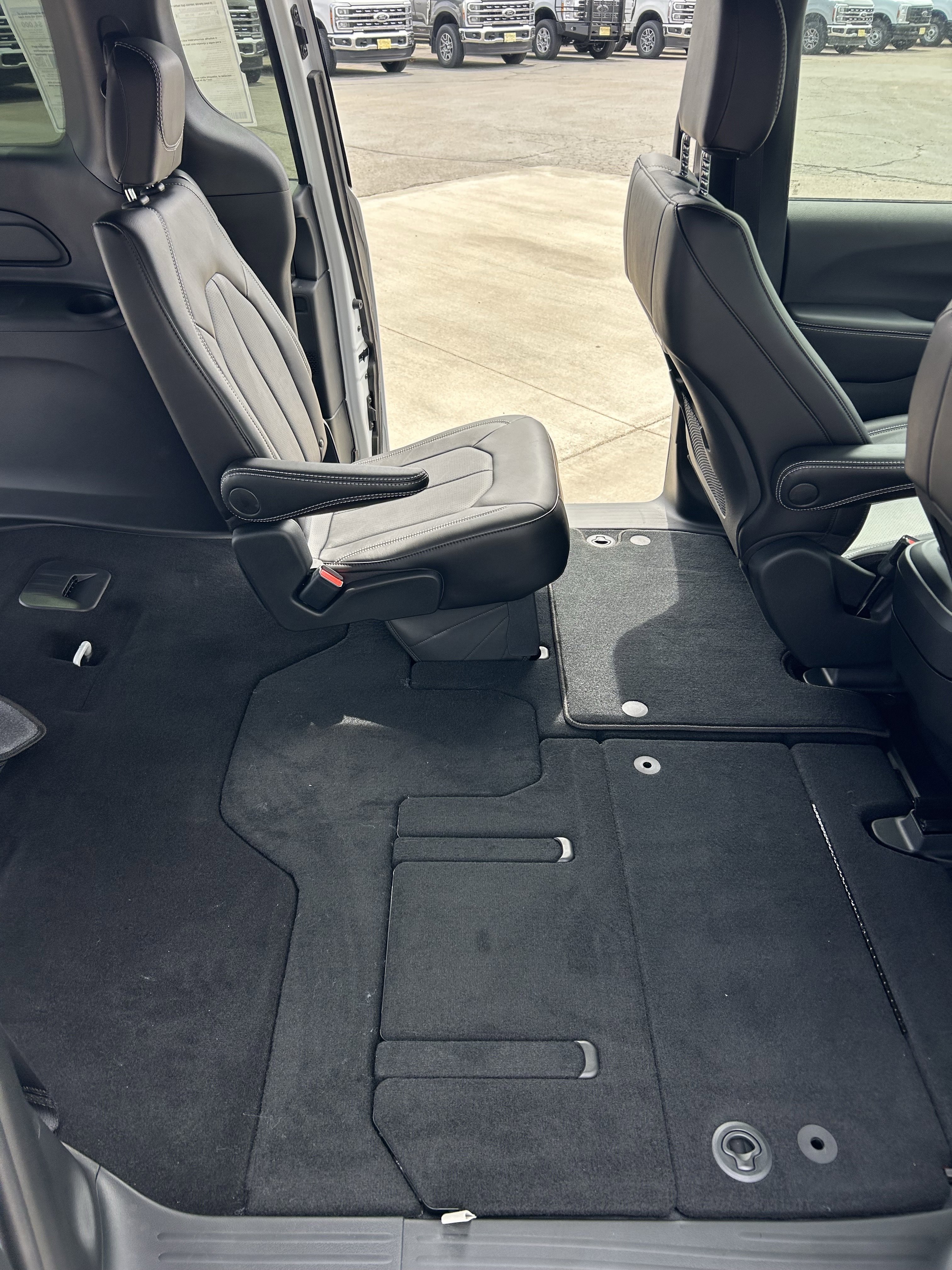 New 2026 Bright White Clearcoat Chrysler Select image 10