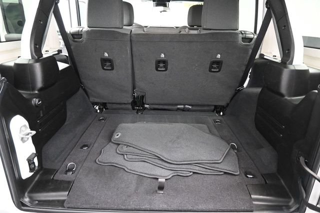 Used 2025 White Jeep Sahara image 9