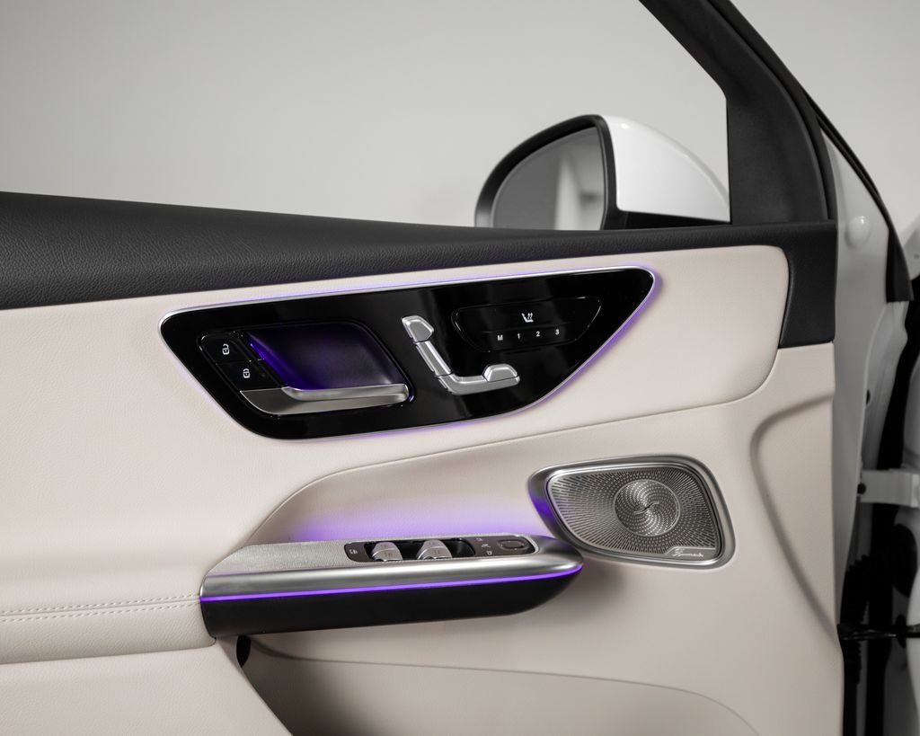 New 2026 Polar White Mercedes-Benz GLC 300 image 6