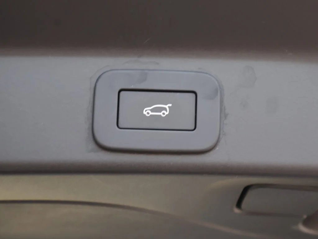 Used 2025  Jaguar P250 R-Dynamic S image 11
