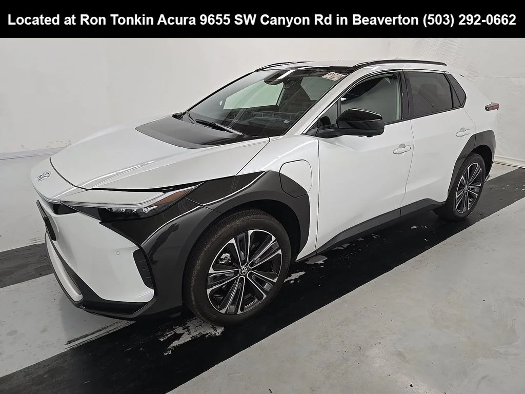 Used 2023 Wind Chill Pearl w/Black Roof Toyota Limited image 3