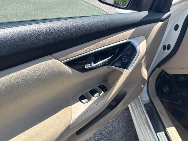 Used 2014 White Nissan 2.5 SV image 24
