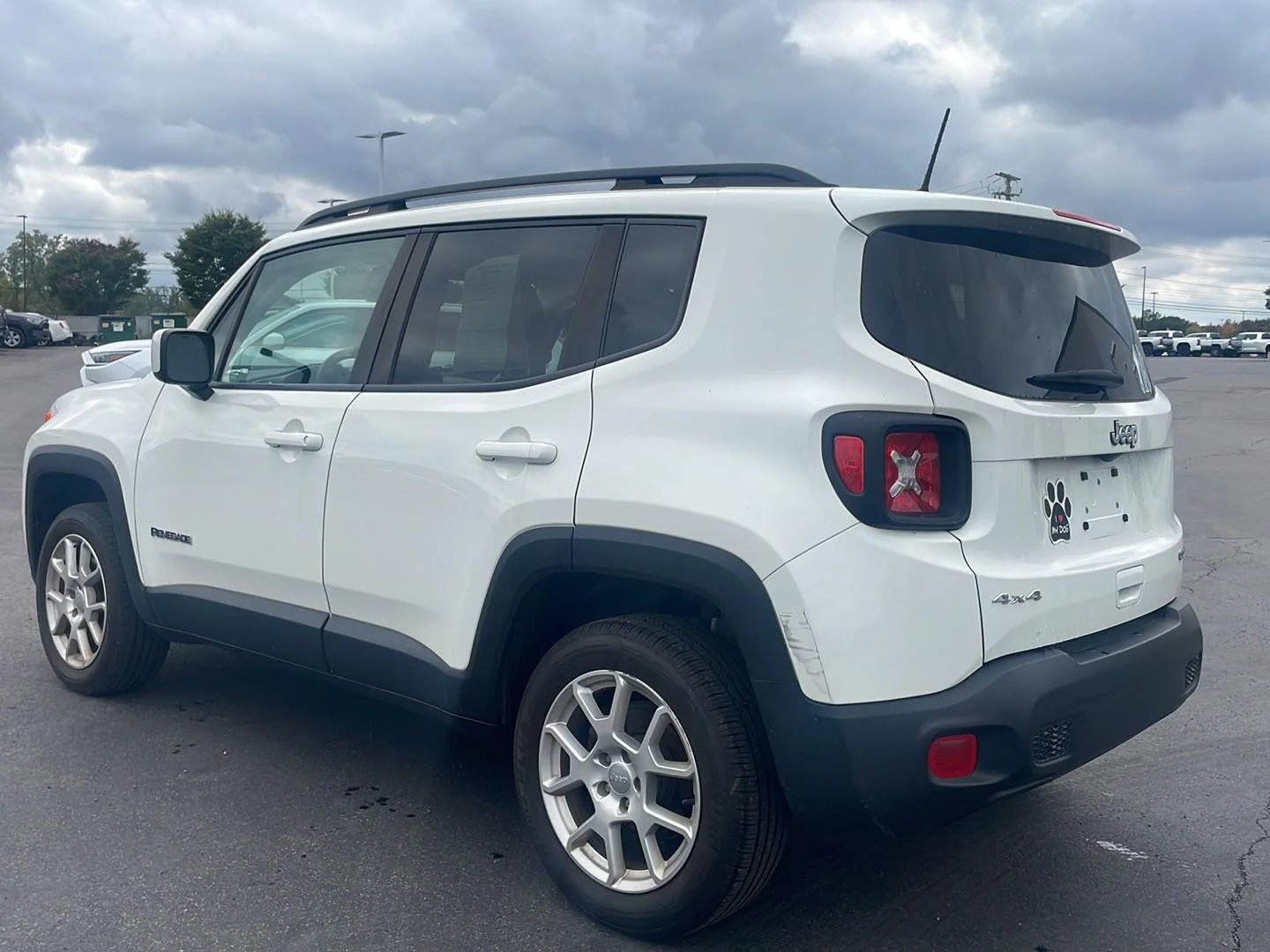 Used 2020 Alpine White Clearcoat Jeep Latitude image 11
