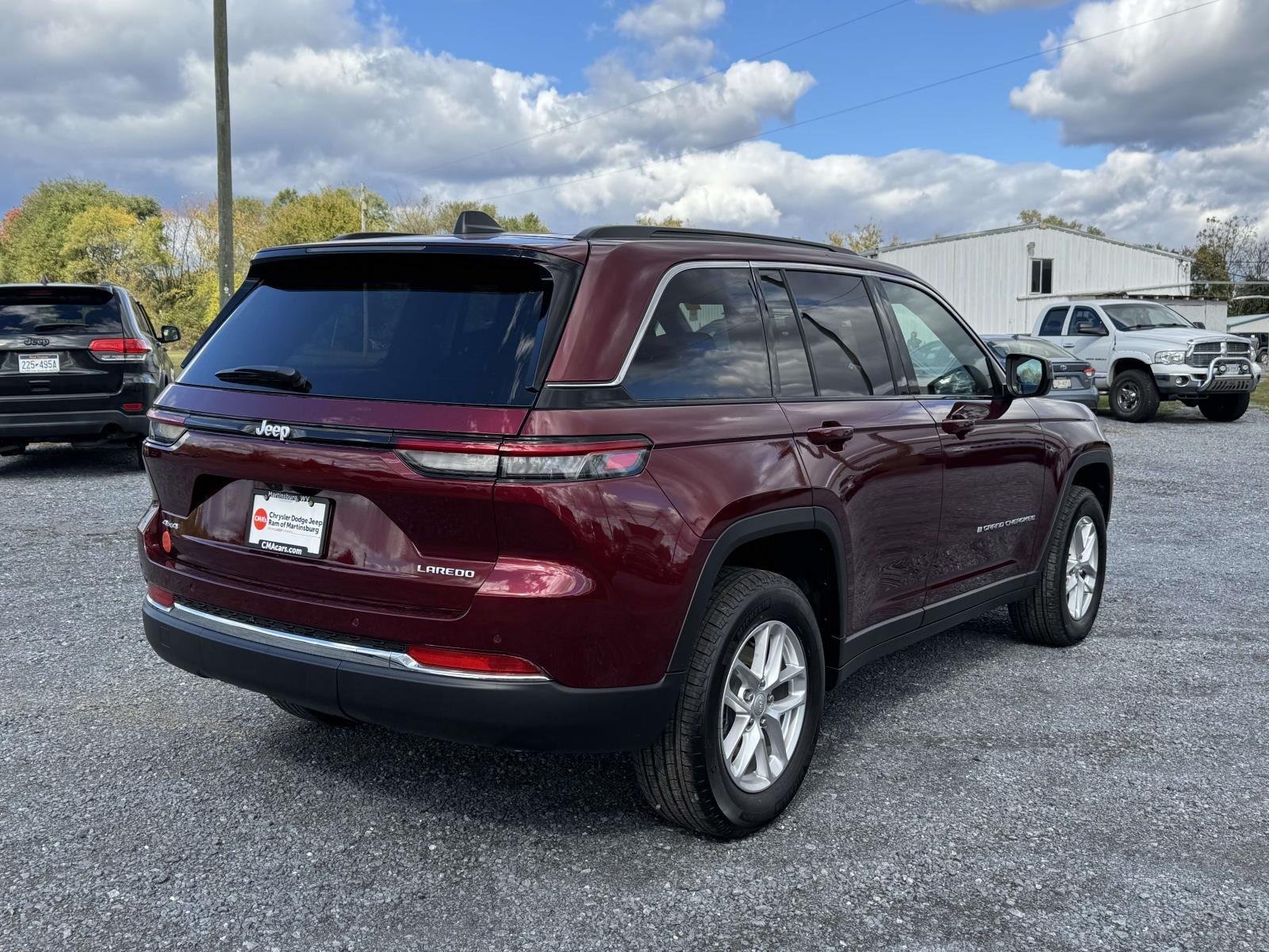 New 2025 Velvet Red Pearl-Coat Exterior Paint Jeep Laredo X image 19