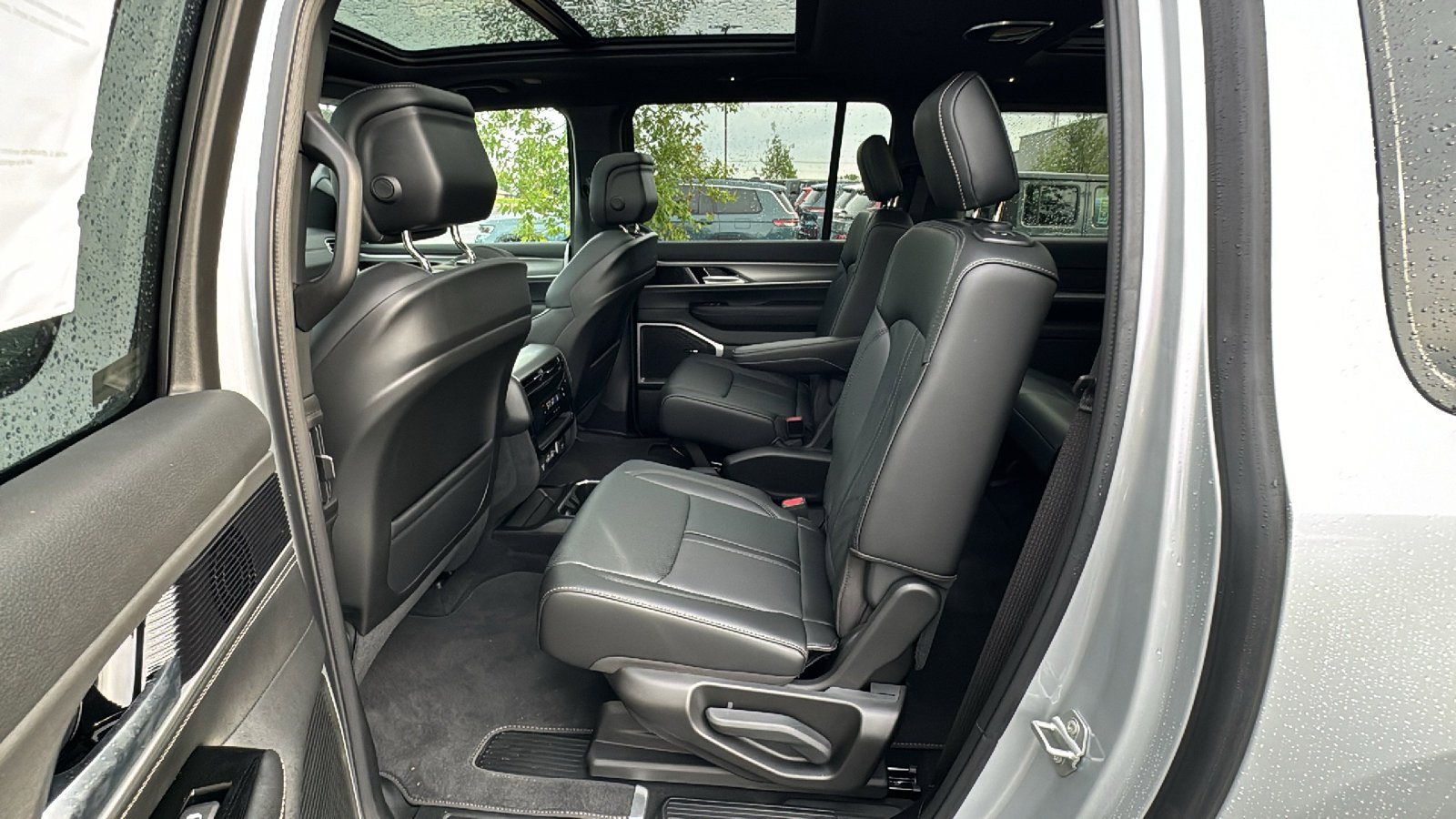New 2026 Silver-Zynith Exterior Paint Jeep BASE image 16