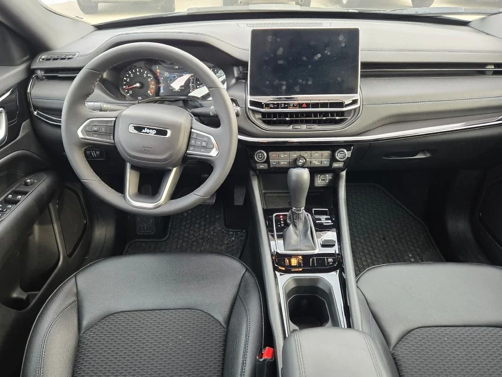 New 2026 Diamond Black Crystal Pearlcoat Jeep Latitude image 18