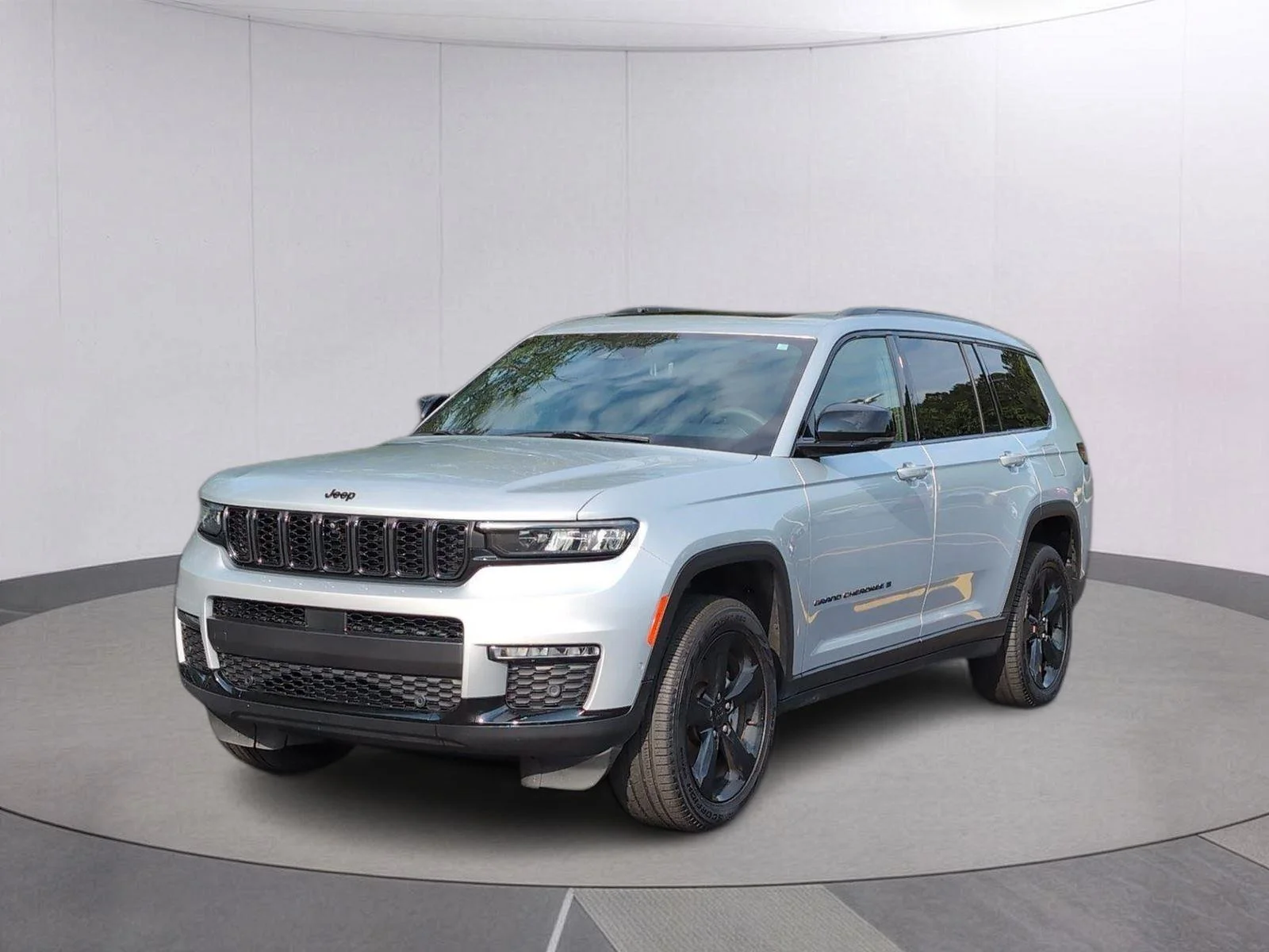 Used 2025 Silver Zynith Jeep Limited image 1