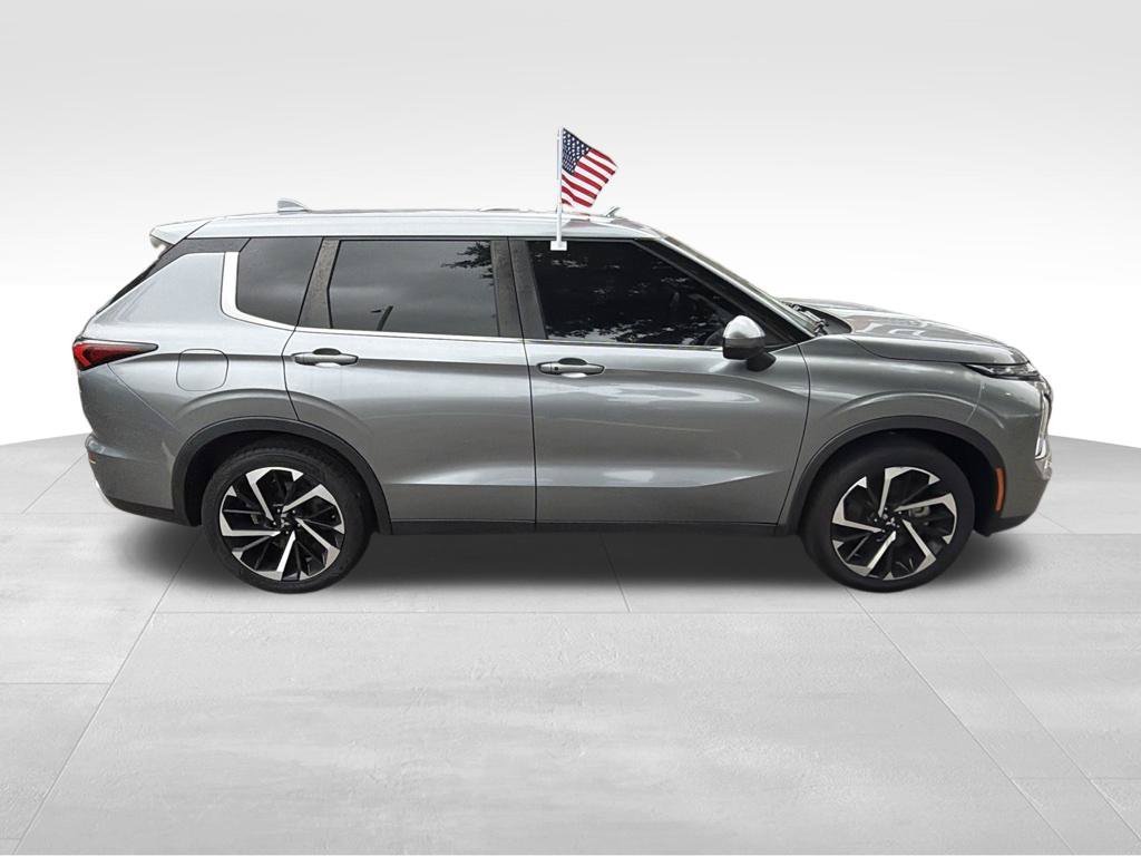 Used 2023 Silver Mitsubishi SE image 5